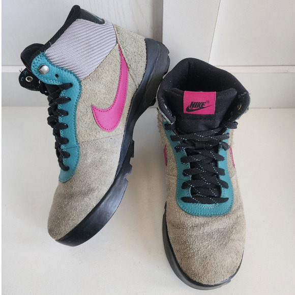*Nike Hoodland Suede Hiking Boot Particle Grey Bright Magenta Men 9/ Women 10.5 - Picture 3 of 11